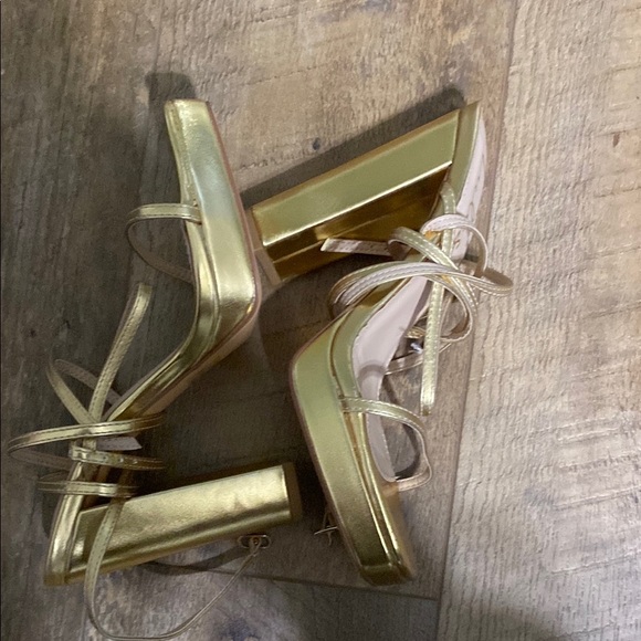 Lulu's Gold Strappy Women's Sandals Women’s Size 6.5 - Picture 4 of 5